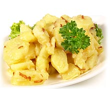 Kartoffelsalat mit Br&uuml;he und Speck