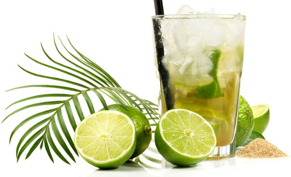 Alkoholfreier CaipirinhaCocktail am Strand