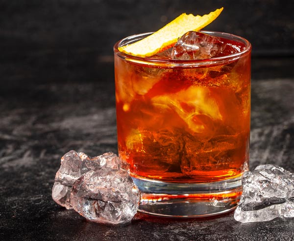 Starker Cocktail mit Eis